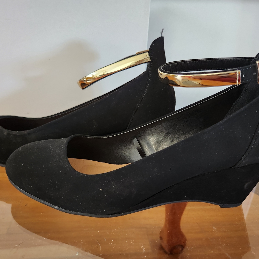 Chic Black Wedges with Gold Strap